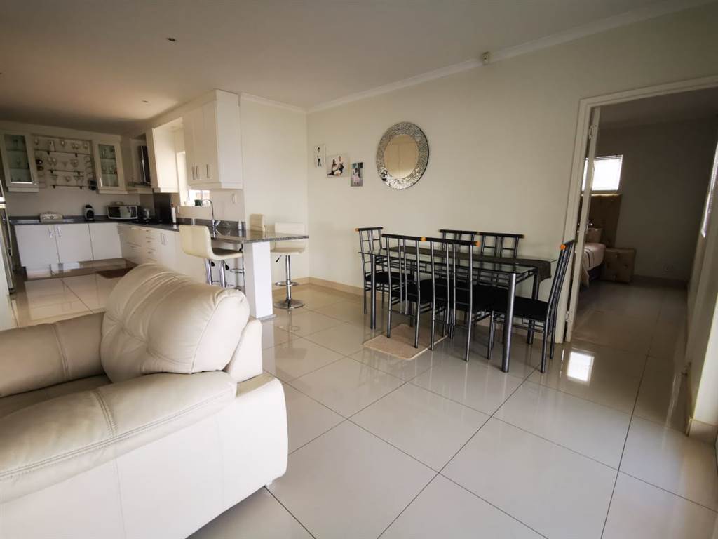 4 Bed House in Illovo Beach photo number 10