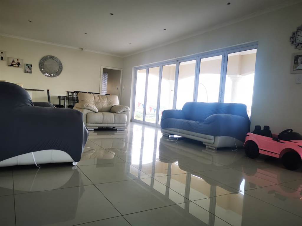 4 Bed House in Illovo Beach photo number 8