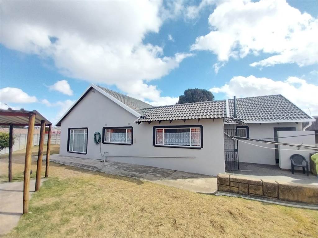 3 Bed House in Brakpan North photo number 4