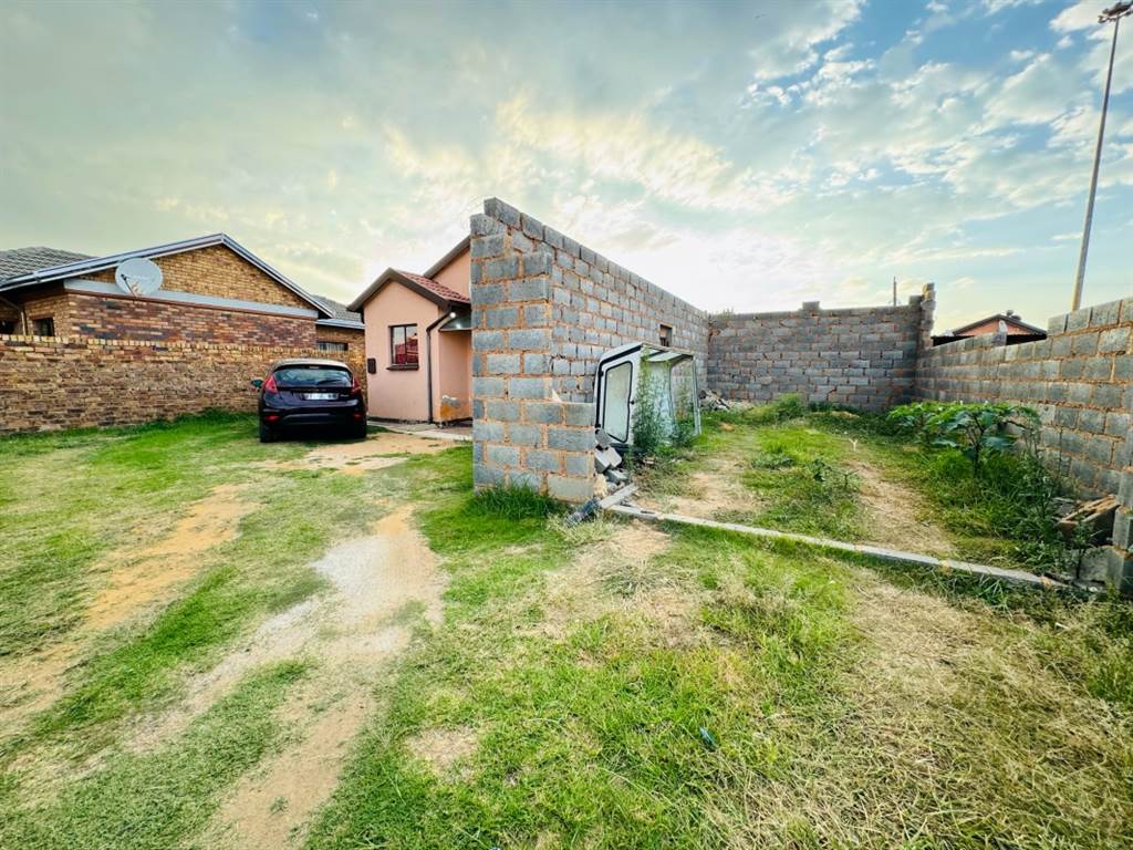 4 Bed House in Kwa Thema photo number 3