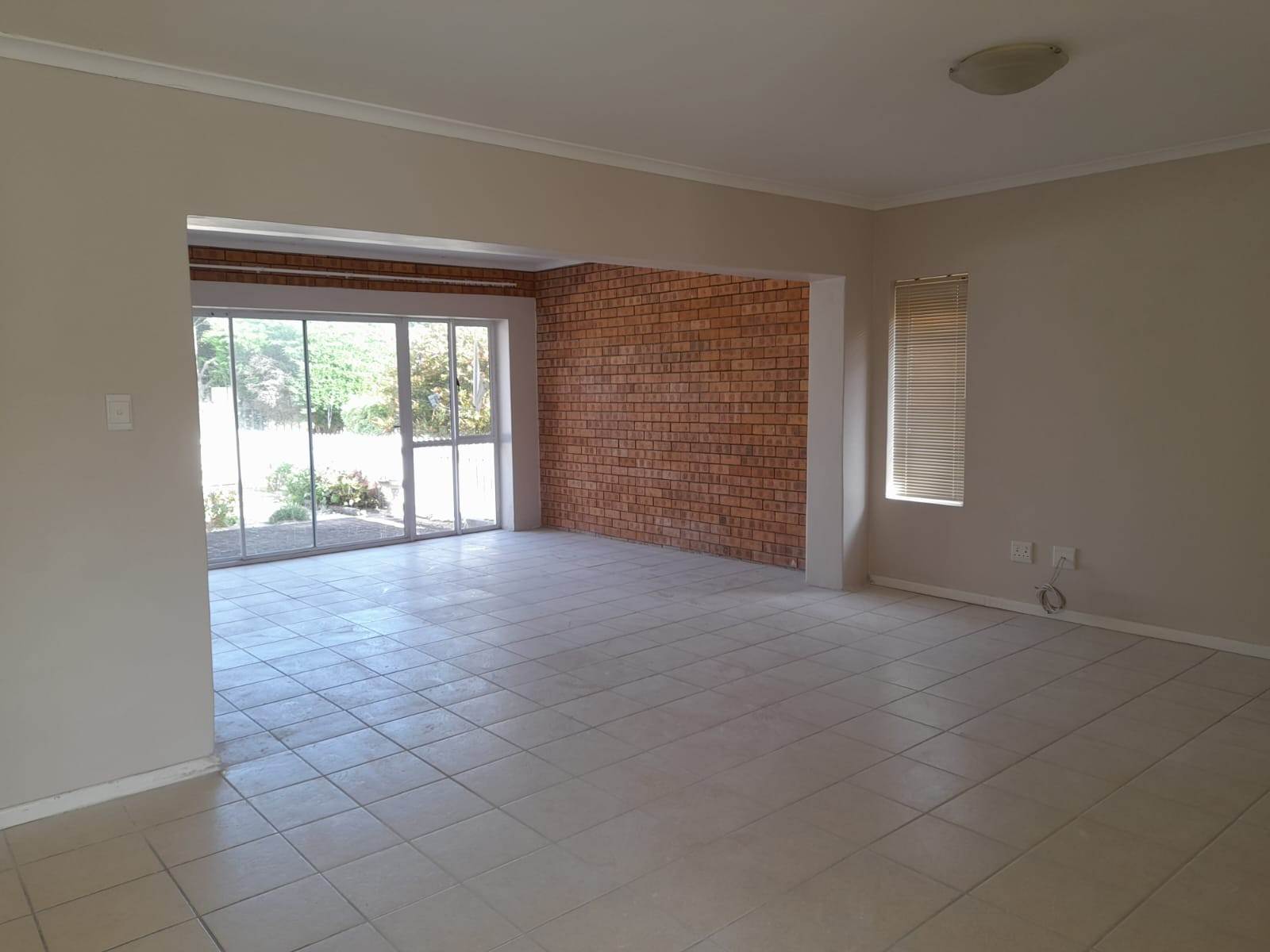 2 Bed Townhouse in Summerstrand photo number 5