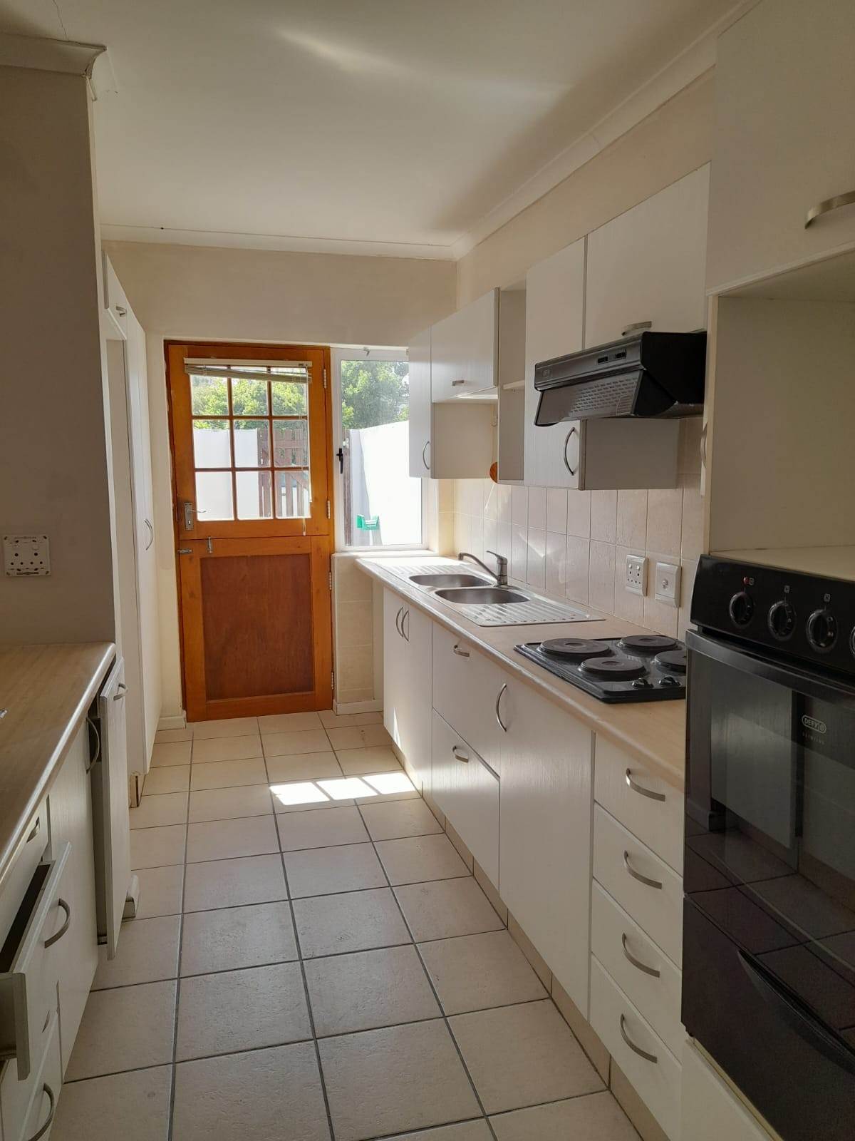 2 Bed Townhouse in Summerstrand photo number 4