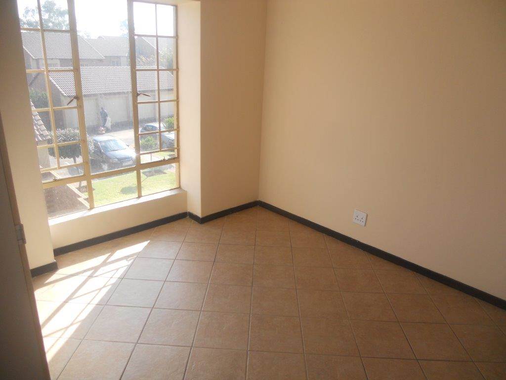2 Bed Townhouse in Mooikloof Ridge photo number 9