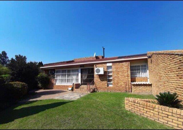 4 Bed House in Vaalpark photo number 2