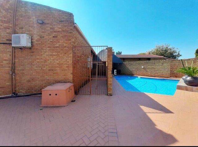 4 Bed House in Vaalpark photo number 3