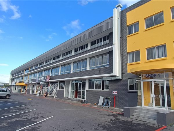 142  m² Commercial space