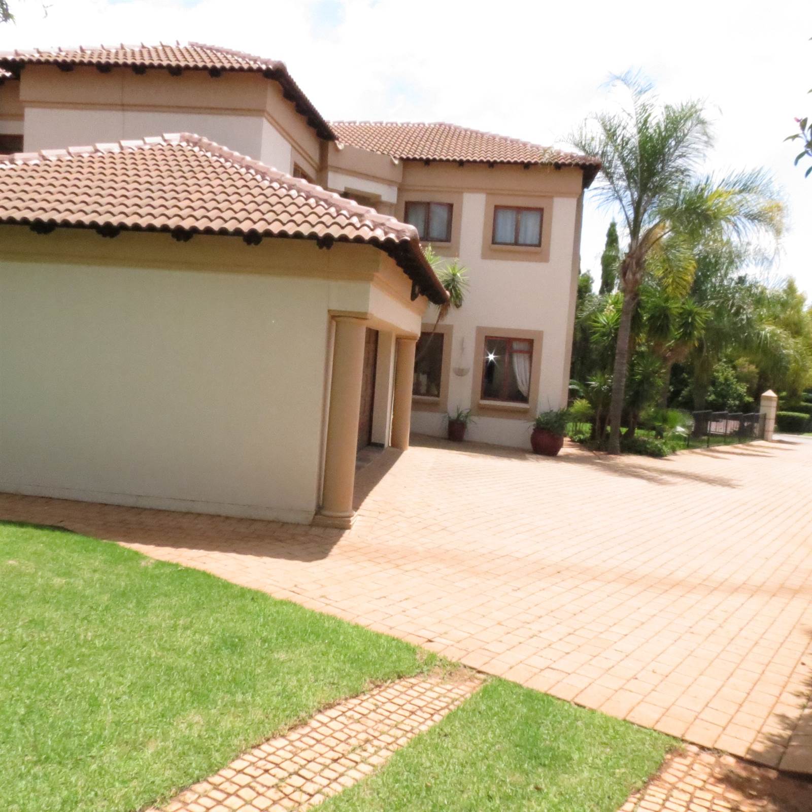 4 Bed House in Silver Lakes Golf Estate photo number 29