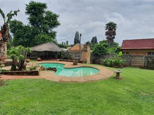 5 Bed House in Lambton Gardens