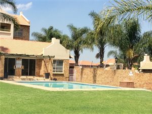 2 Bed Apartment in Rooihuiskraal North