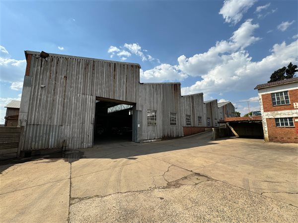 8 000  m² Industrial space