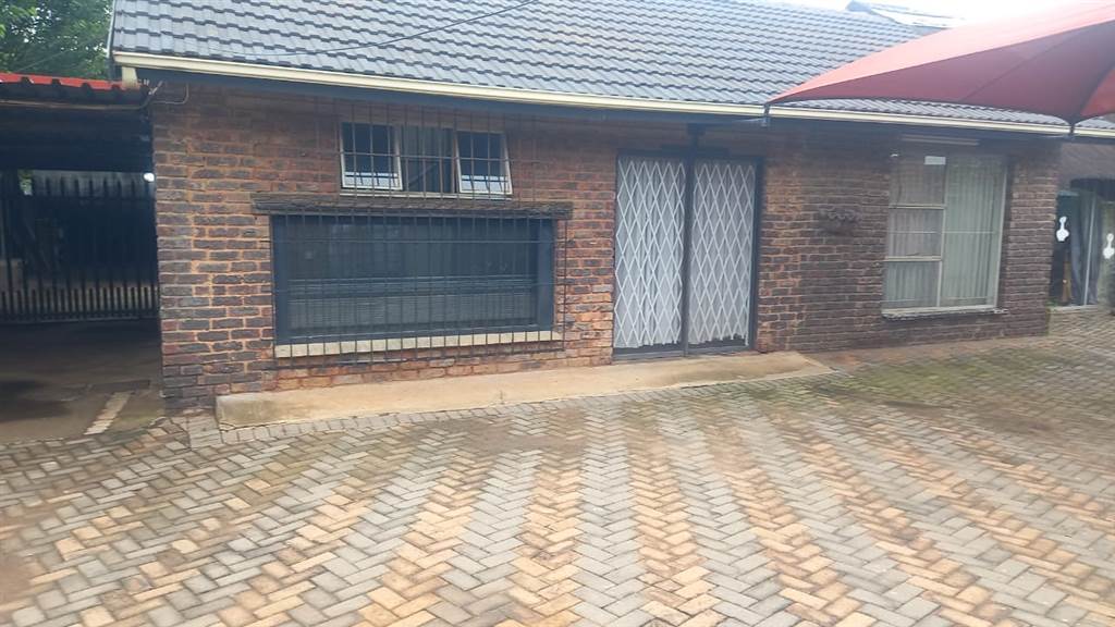 3 Bed House in Kempton Park Central photo number 3