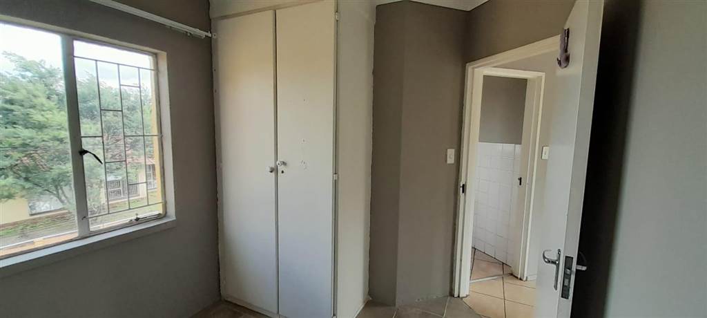 2 Bed Apartment in Grobler Park photo number 12