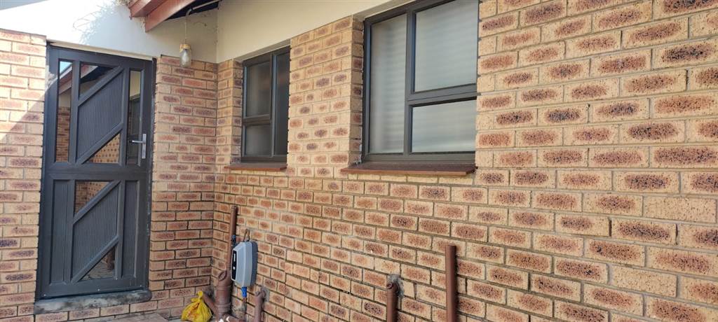 3 Bed Apartment in Bloemfontein photo number 2