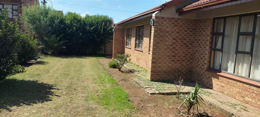 3 Bed Apartment in Bloemfontein photo number 1