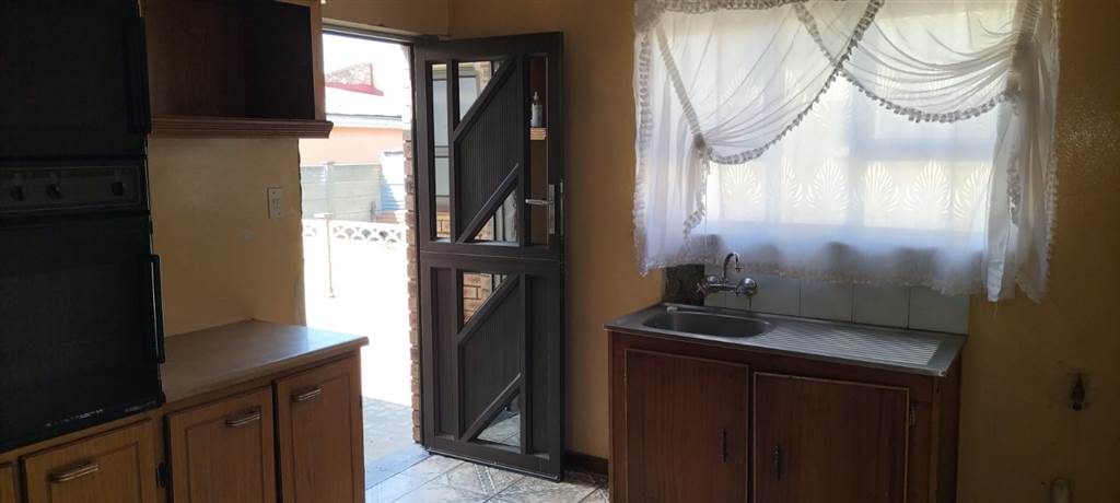 3 Bed Apartment in Bloemfontein photo number 11