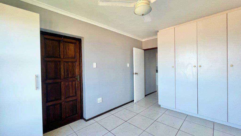 2 Bed Apartment in Uvongo photo number 24