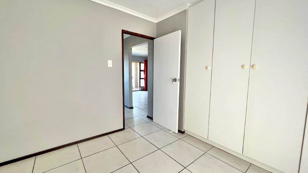 2 Bed Apartment in Uvongo photo number 19