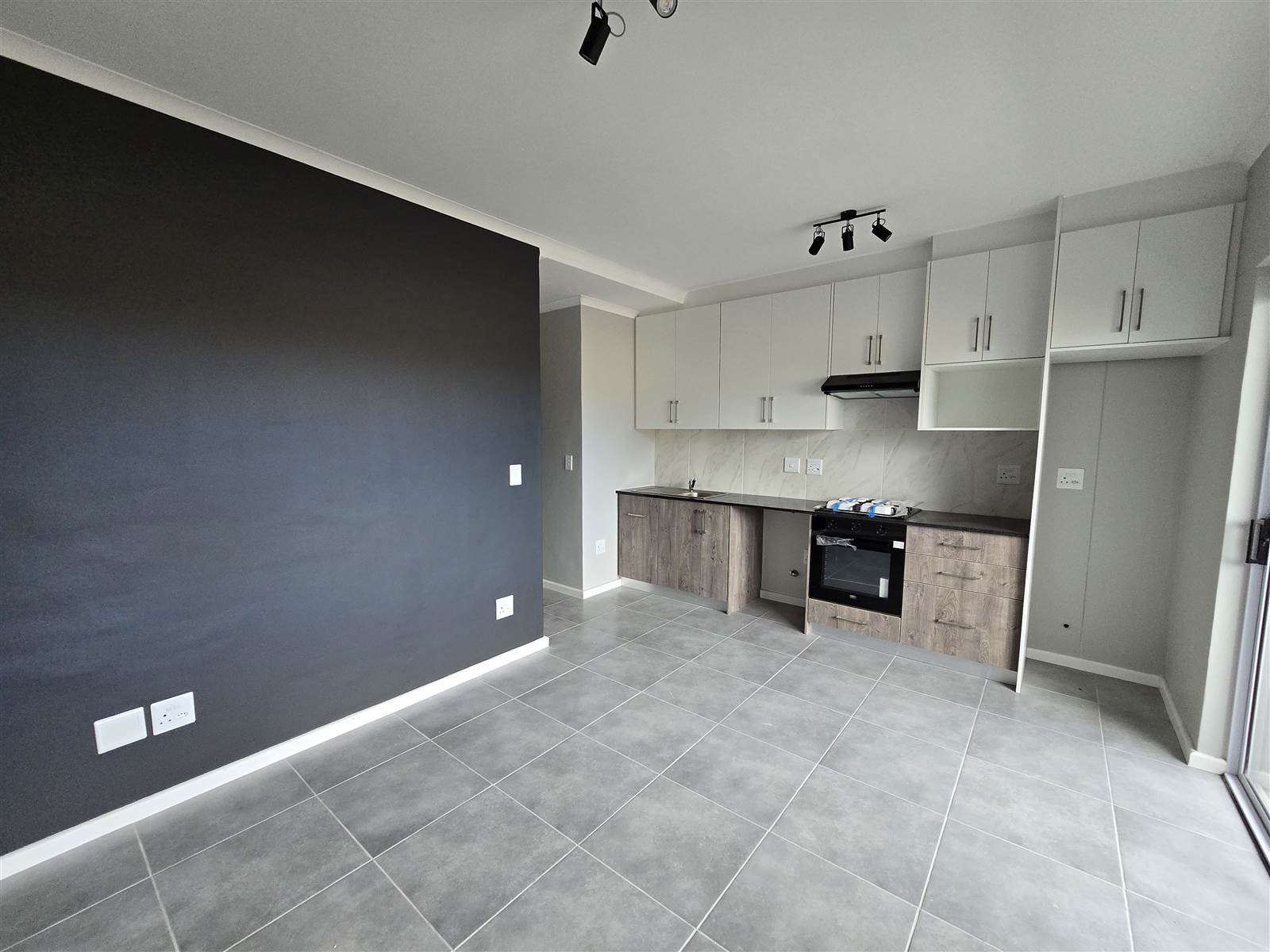 1 Bed Apartment in Tableview photo number 7