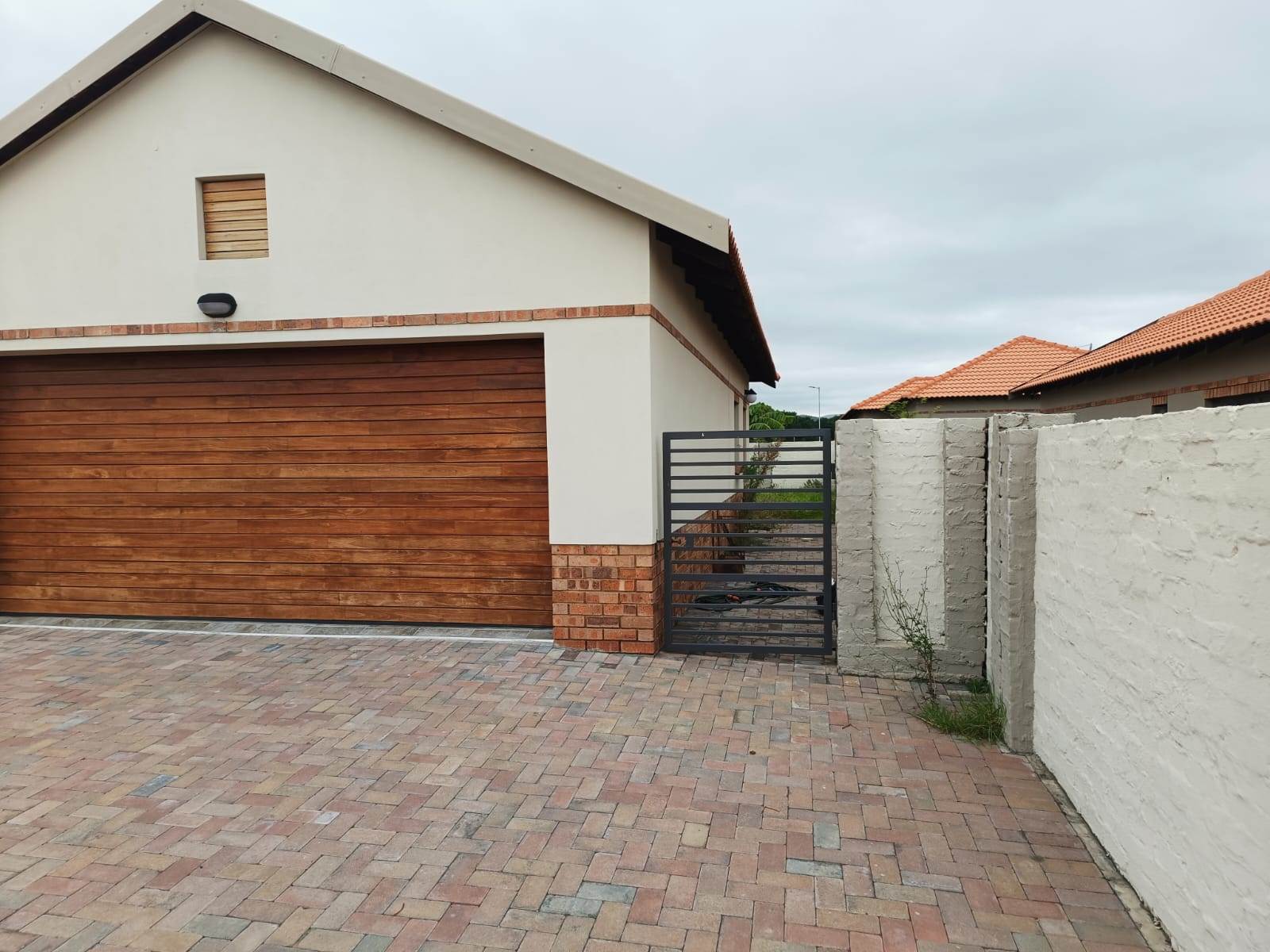 3 Bed Townhouse in Waterkloof East photo number 2