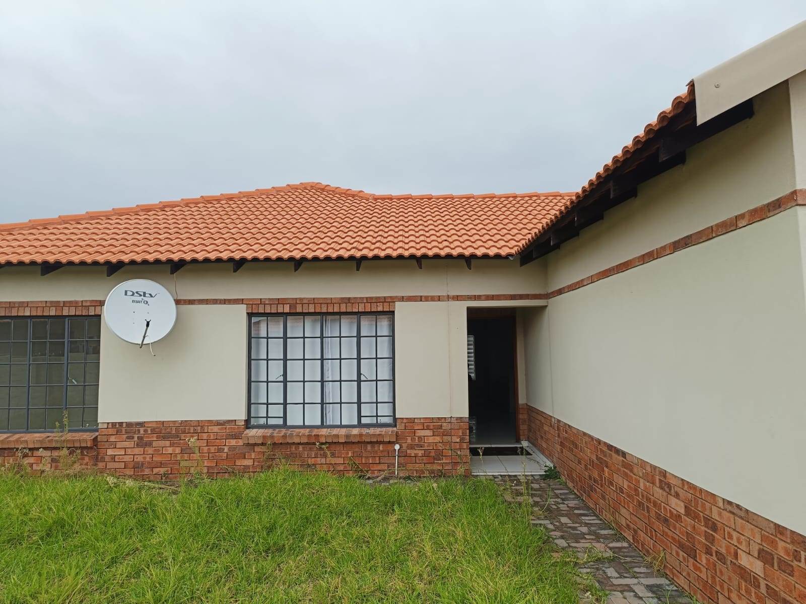 3 Bed Townhouse in Waterkloof East photo number 3