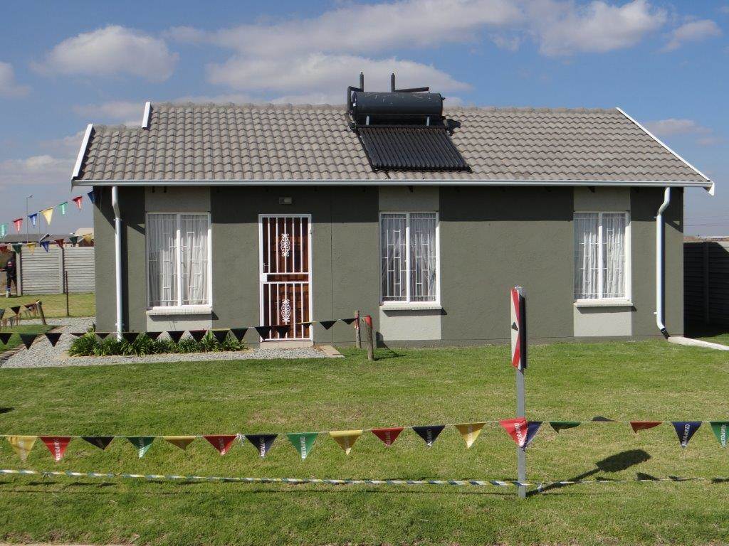 3 Bed House in Orange Farm photo number 2