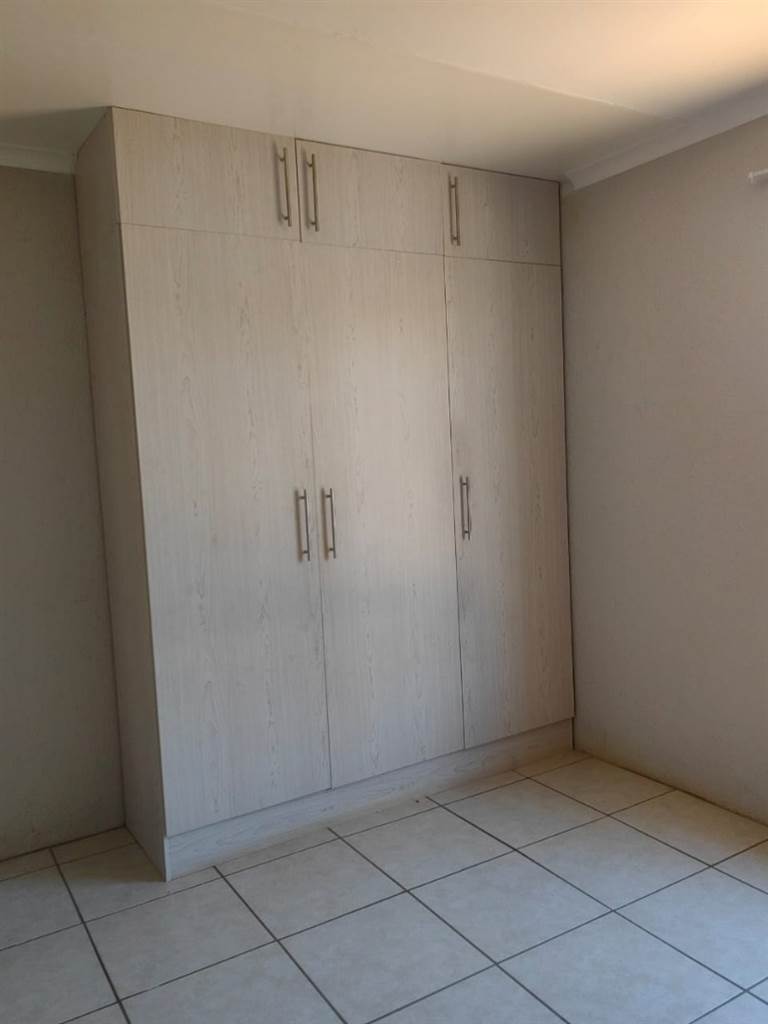 2 Bed House in Leeuwfontein photo number 4