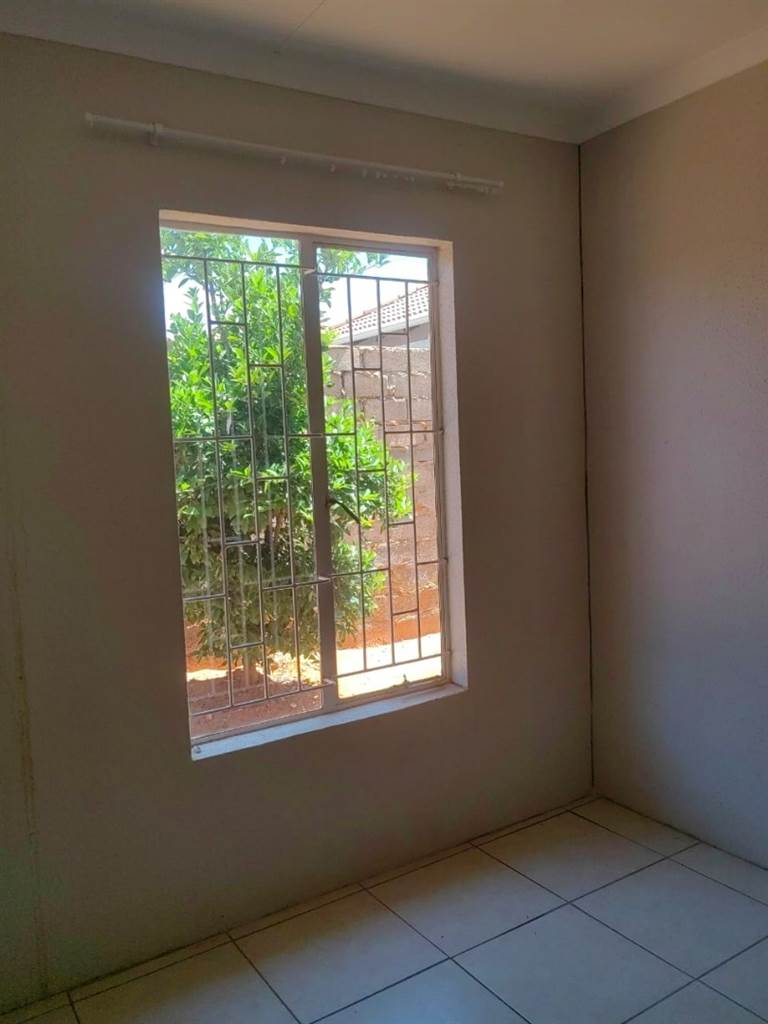 2 Bed House in Leeuwfontein photo number 5