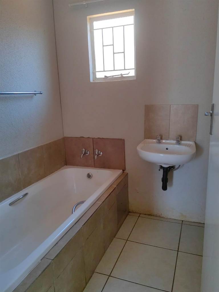 2 Bed House in Leeuwfontein photo number 7
