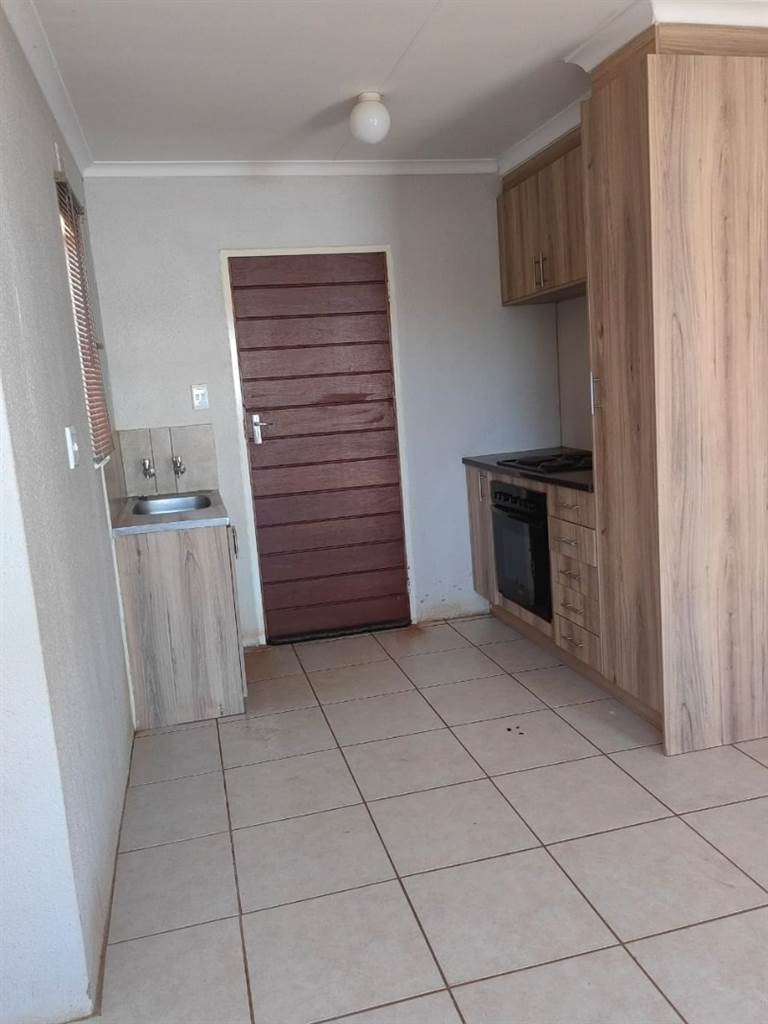 2 Bed House in Leeuwfontein photo number 3
