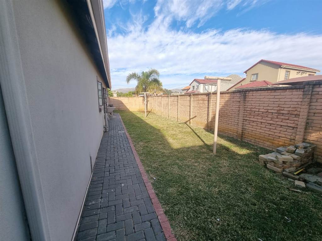 3 Bed House in Waterkloof East photo number 8