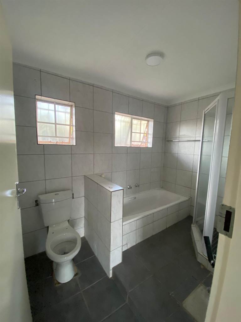 3 Bed Apartment in Garsfontein photo number 12