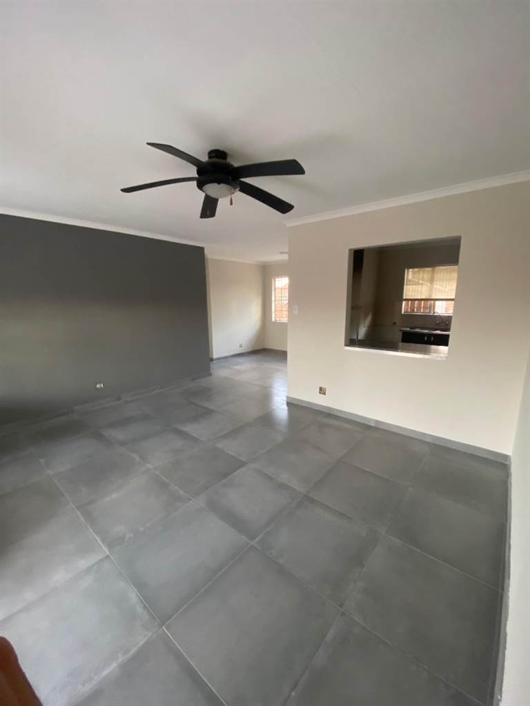 3 Bed Apartment in Garsfontein photo number 8