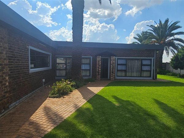 5 Bed House in Golf Park