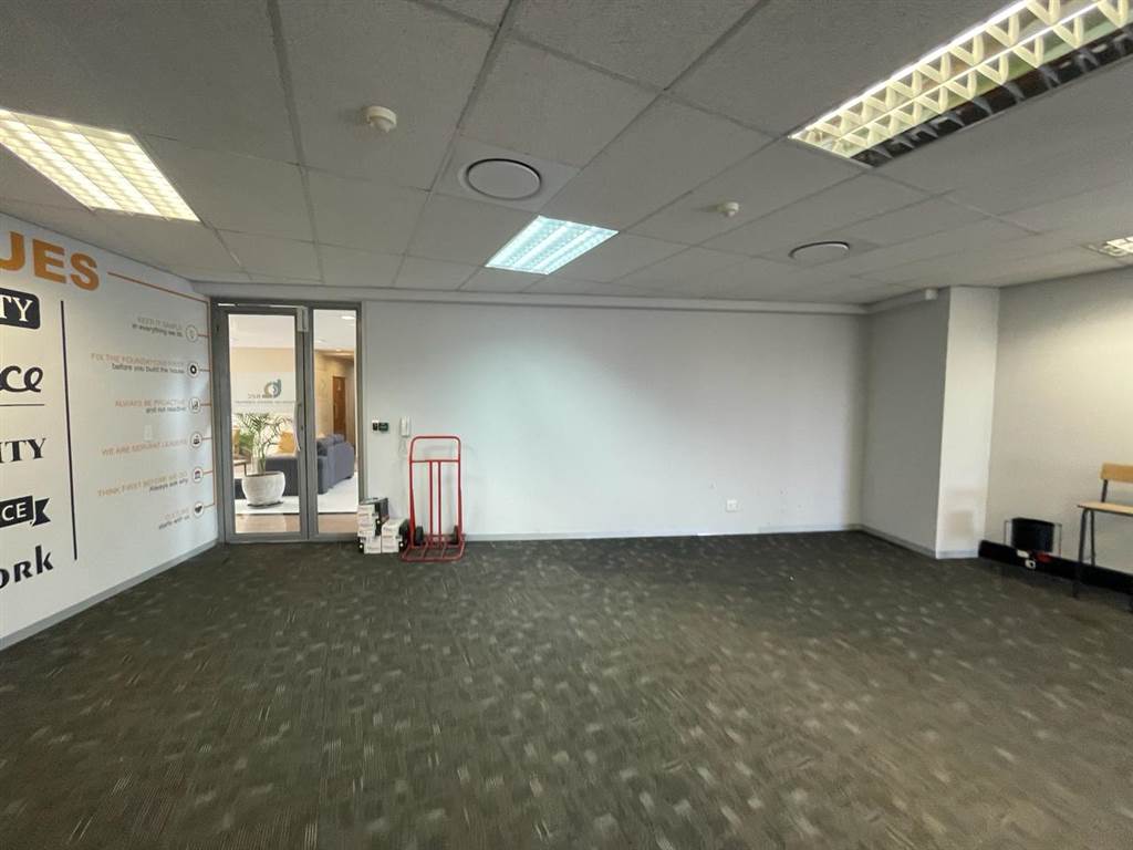 386  m² Commercial space in Illovo photo number 24