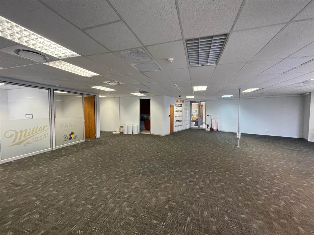 386  m² Commercial space in Illovo photo number 14