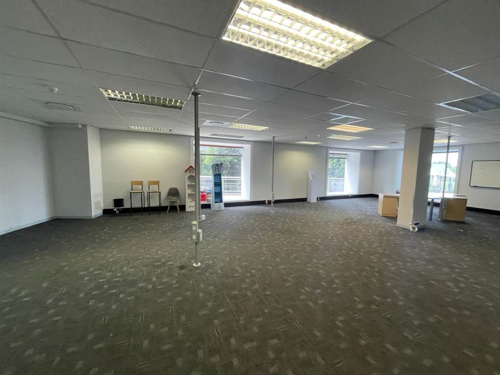 386  m² Commercial space in Illovo photo number 25