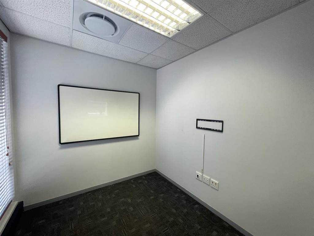 386  m² Commercial space in Illovo photo number 17