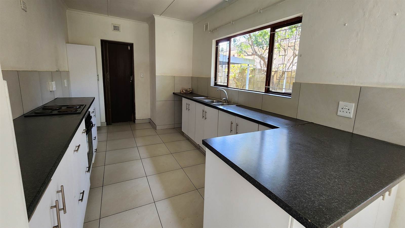 2 Bed House in Scottburgh South photo number 2