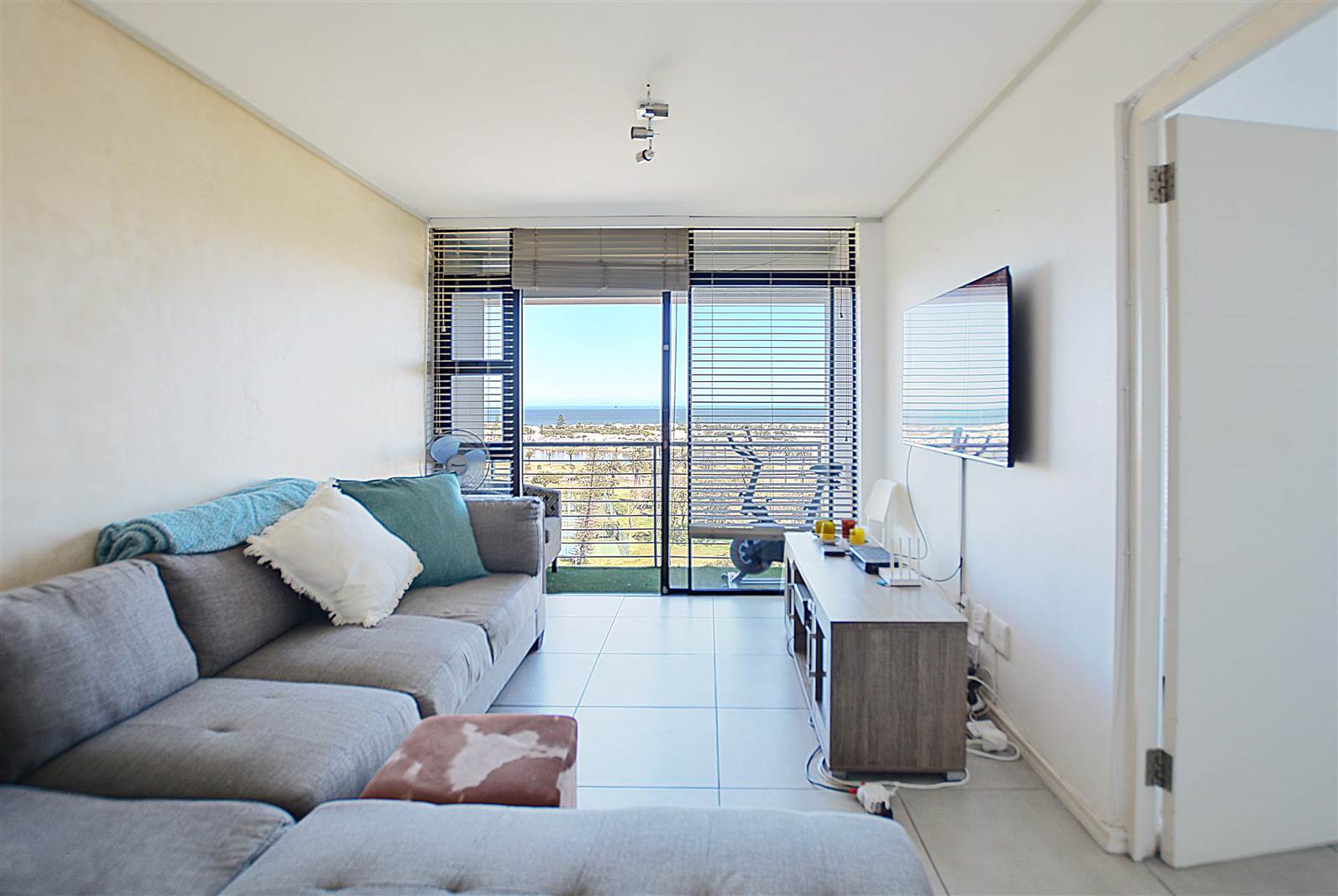 2 Bed Apartment in Milnerton Central photo number 2