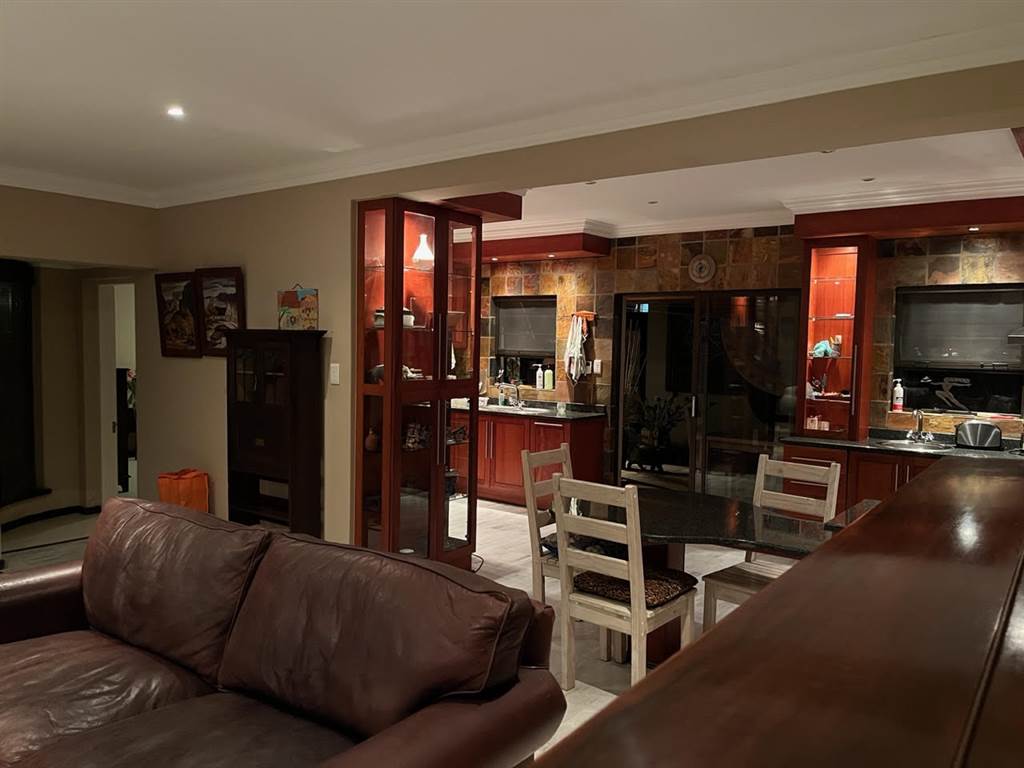 3 Bed Townhouse in Umtentweni photo number 14