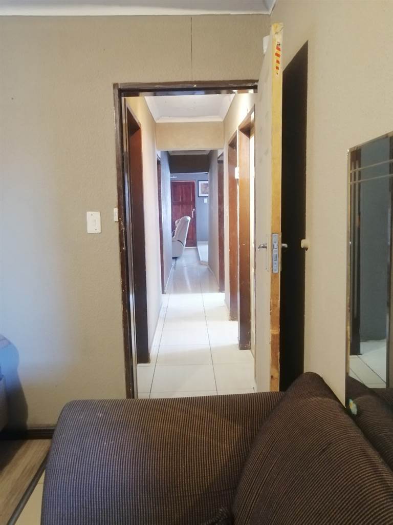 4 Bed House in Naturena photo number 8