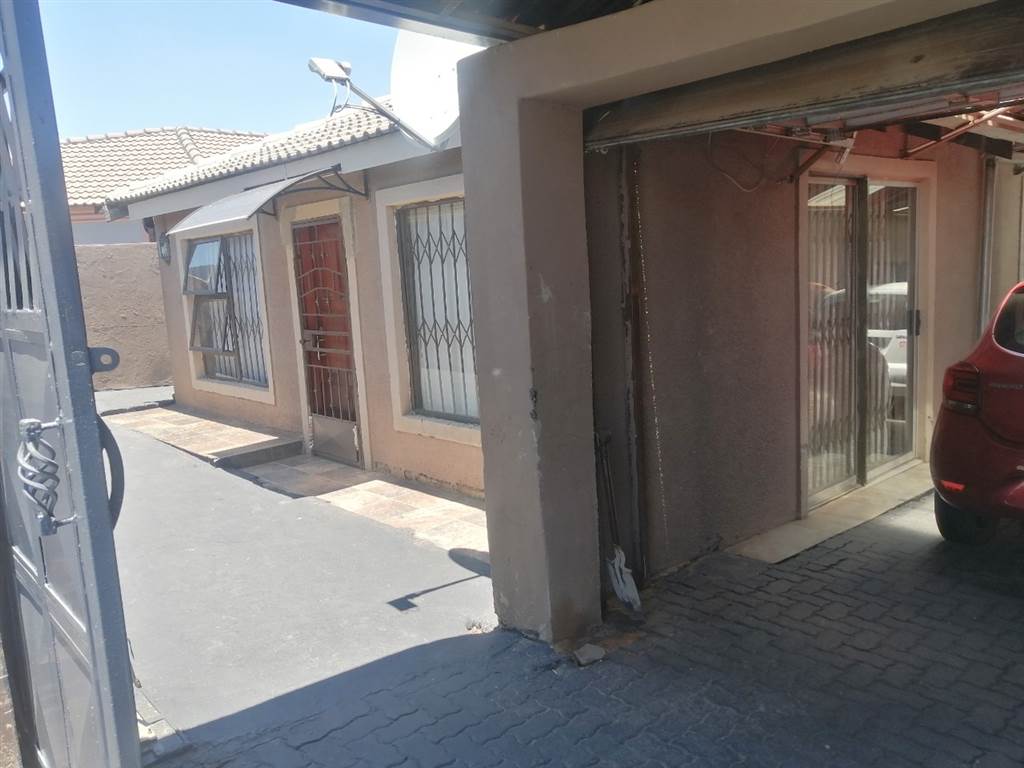 4 Bed House in Naturena photo number 3