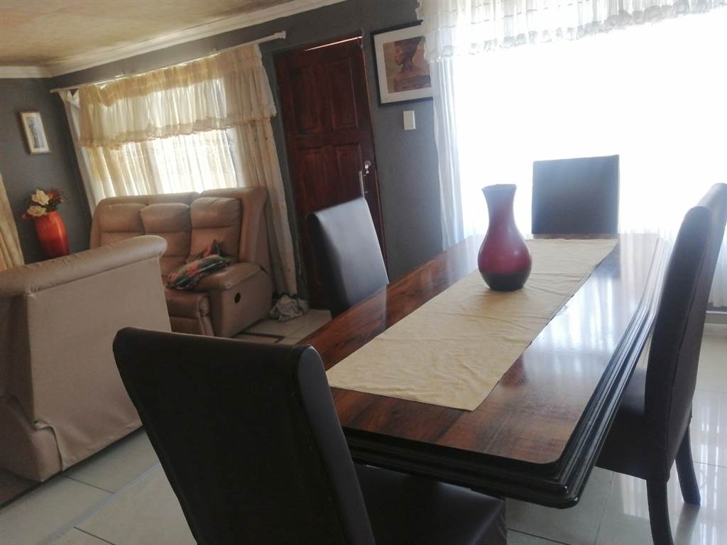 4 Bed House in Naturena photo number 5
