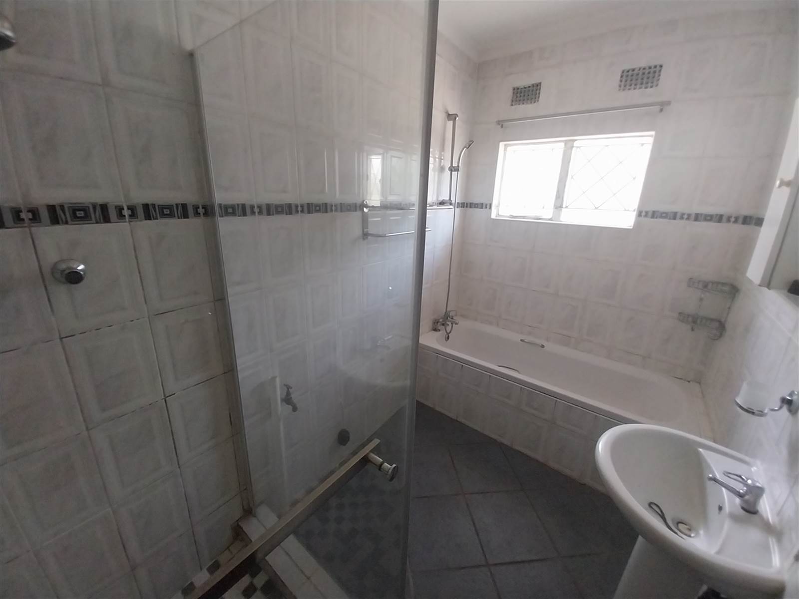 3 Bed House in Southernwood photo number 8