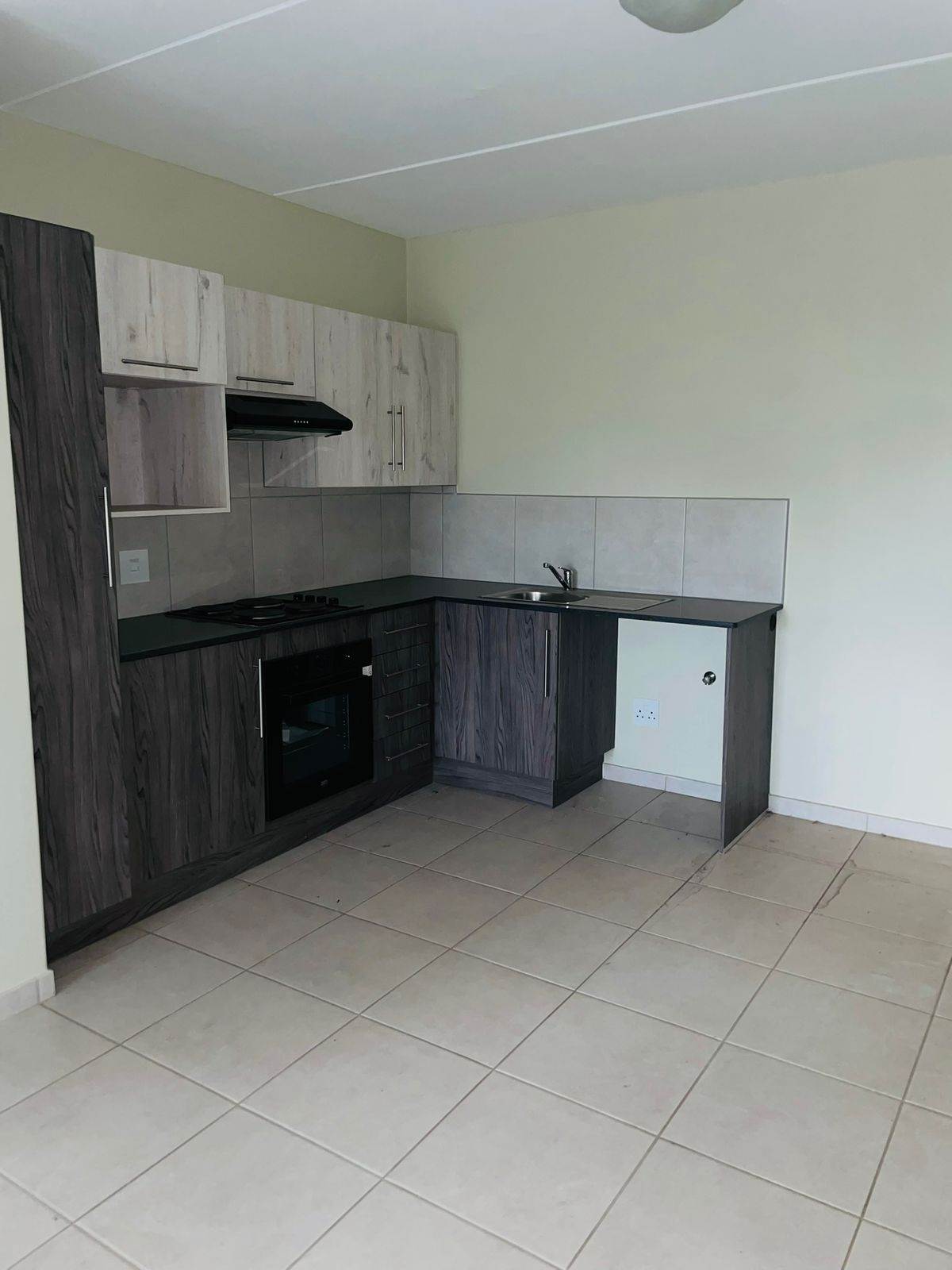 2 Bed Apartment in Benoni North photo number 3