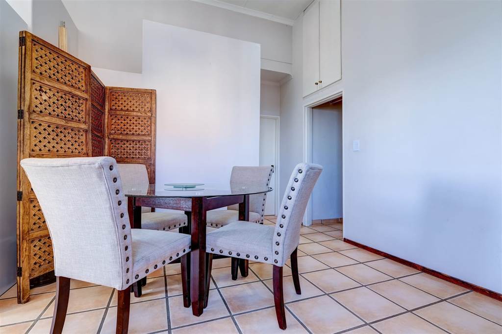 2 Bed Apartment in Constantia Kloof photo number 12