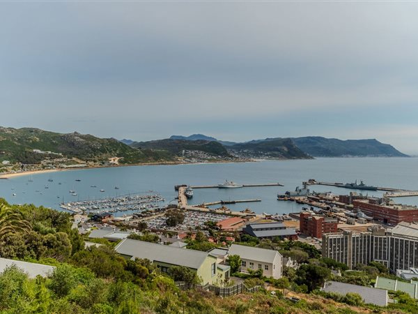 696 m² Land available in Simons Town