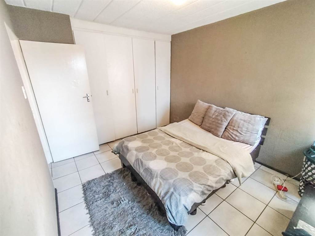 2 Bed Townhouse in Glen Marais photo number 11