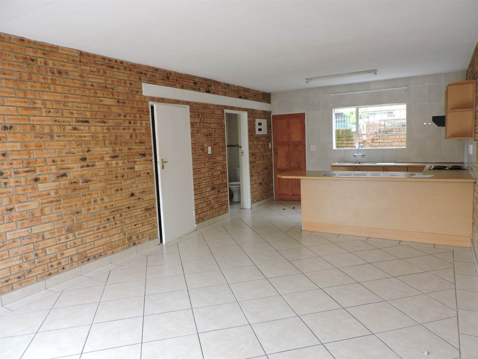 2 Bed Townhouse in Rangeview photo number 5