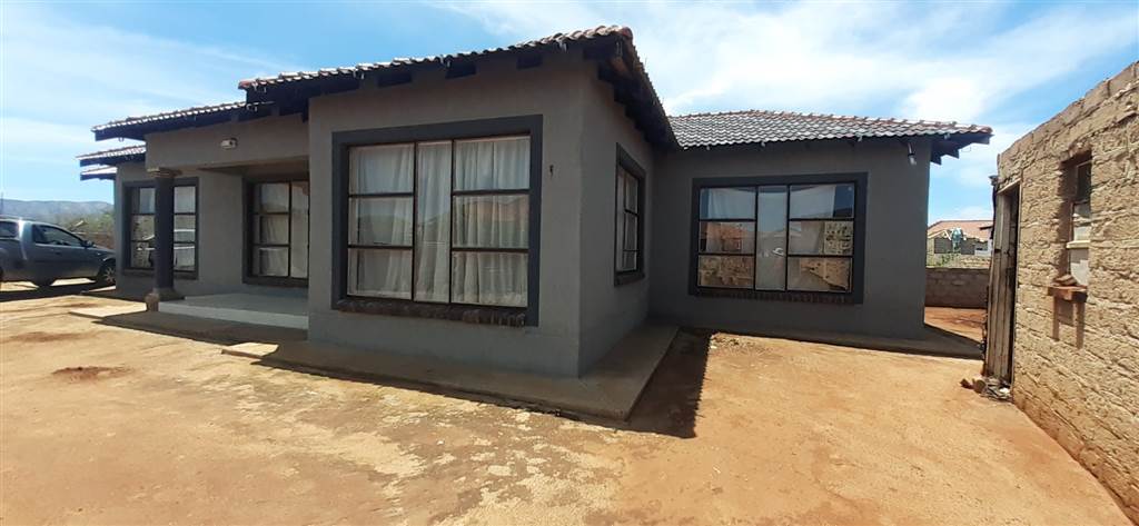 3 Bed House in Lebowakgomo photo number 2
